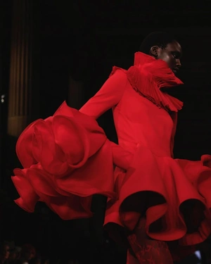 McQueen AW 2025: Новая коллекция с плиссировкой | Новости сайта